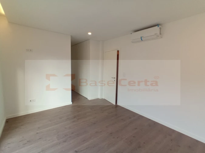 Moradia T5 para Venda em Pontinha e Famões Foto 12