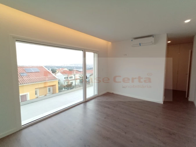 Moradia T5 para Venda em Pontinha e Famões Foto 15