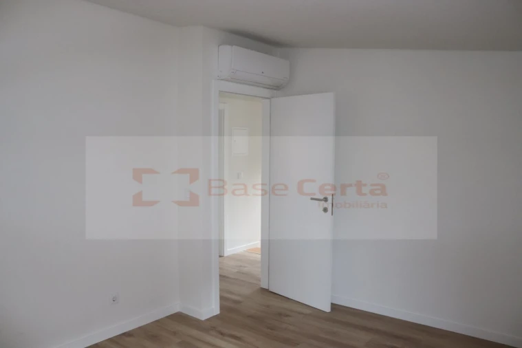 Apartamento T3 para Venda em Almada, Cova da Piedade, Pragal e Cacilhas Foto 5