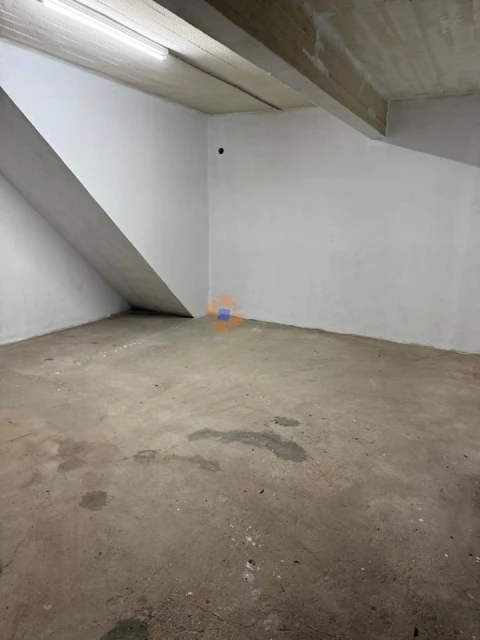Garagem para Arrendamento em Almada, Cova da Piedade, Pragal e Cacilhas