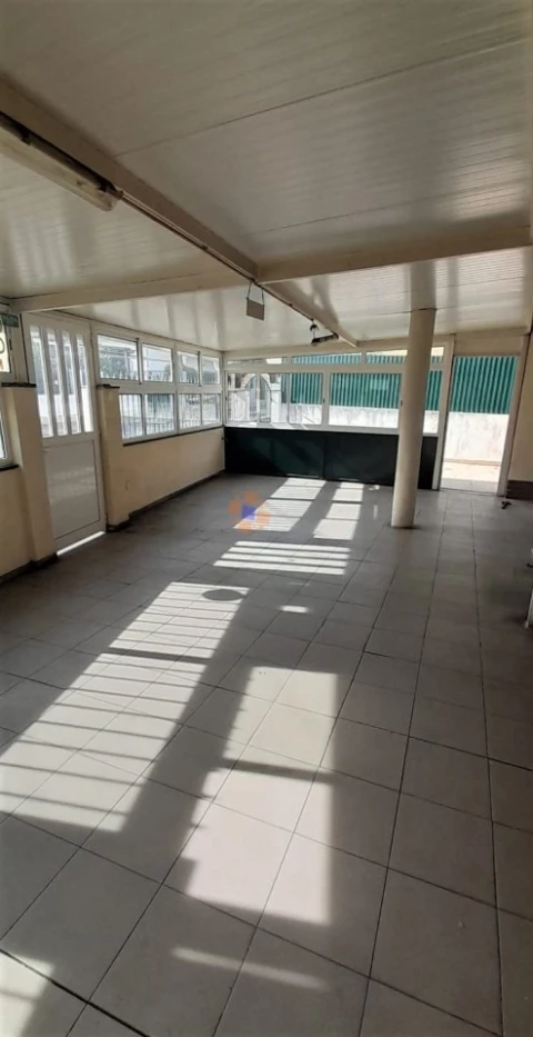 Negócio para Venda em Charneca de Caparica e Sobreda