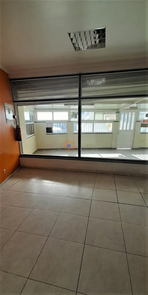 Negócio para Venda em Charneca de Caparica e Sobreda
