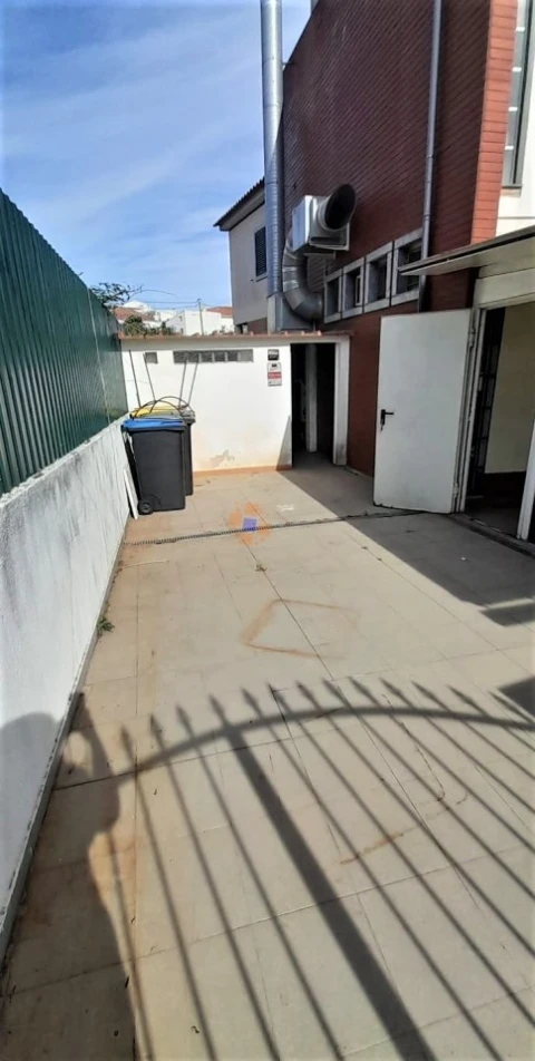 Negócio para Venda em Charneca de Caparica e Sobreda
