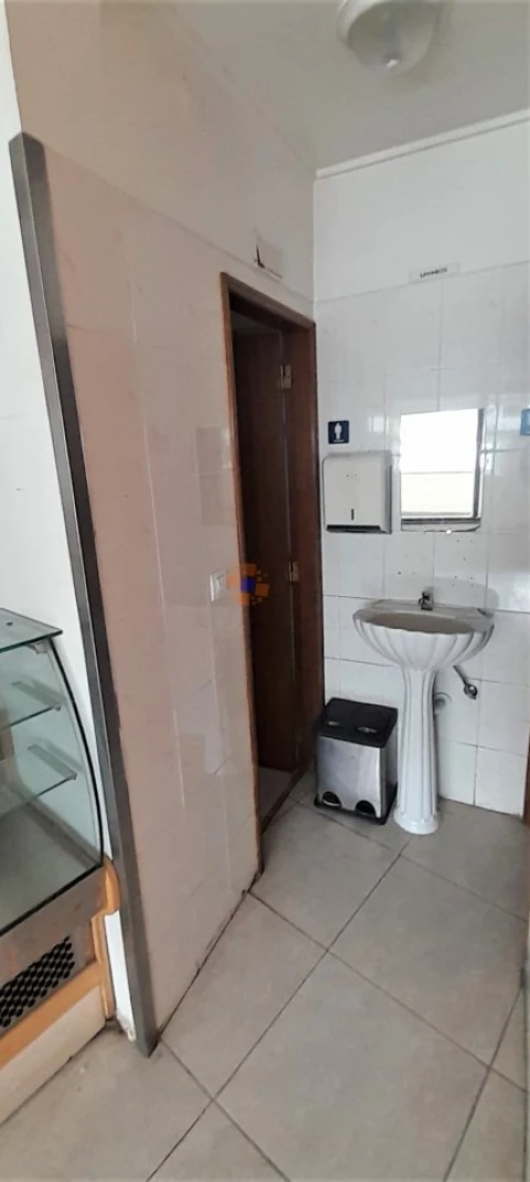Negócio para Venda em Charneca de Caparica e Sobreda