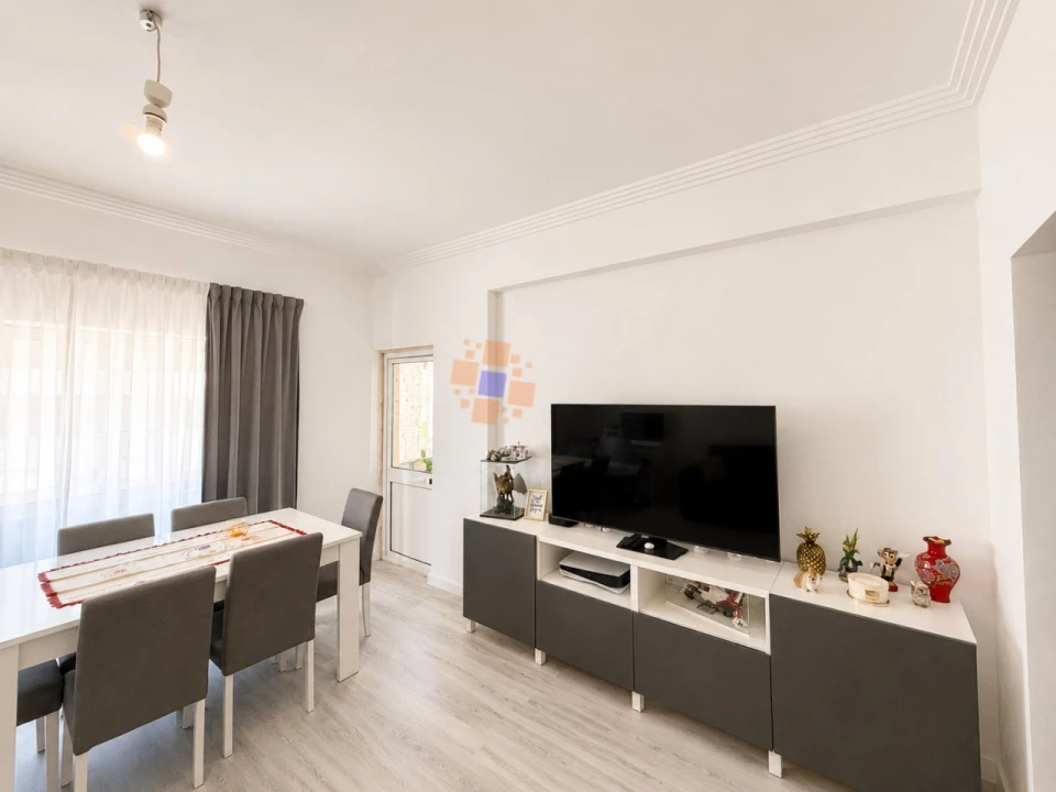 Apartamento T1 para Venda em Laranjeiro e Feijó Foto 2