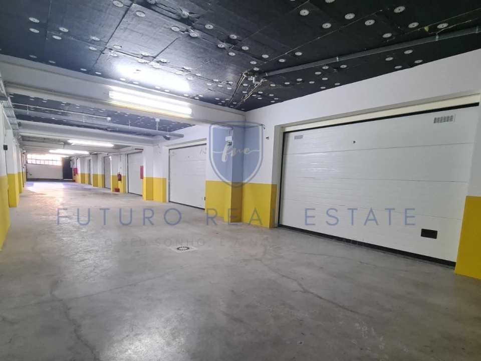 Garagem para Venda em Caniço Foto 1