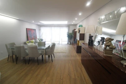 Apartamento T3 para Venda em Carcavelos e Parede