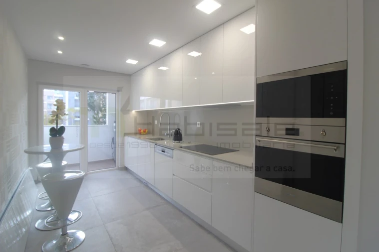 Apartamento T3 para Venda em Carcavelos e Parede Foto 8