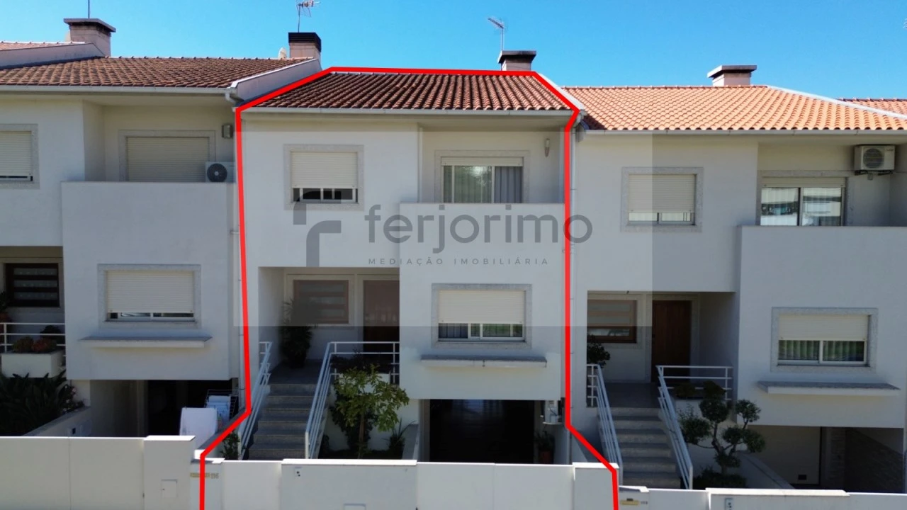 Moradia T4 para Venda em Aldão Foto 2