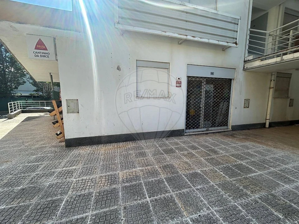 Loja para Arrendamento em Porto Salvo Foto 4