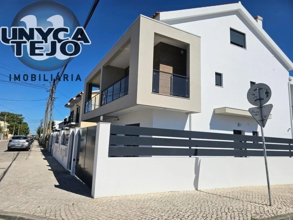 Moradia T4 para Venda em Quinta do Conde Foto 1
