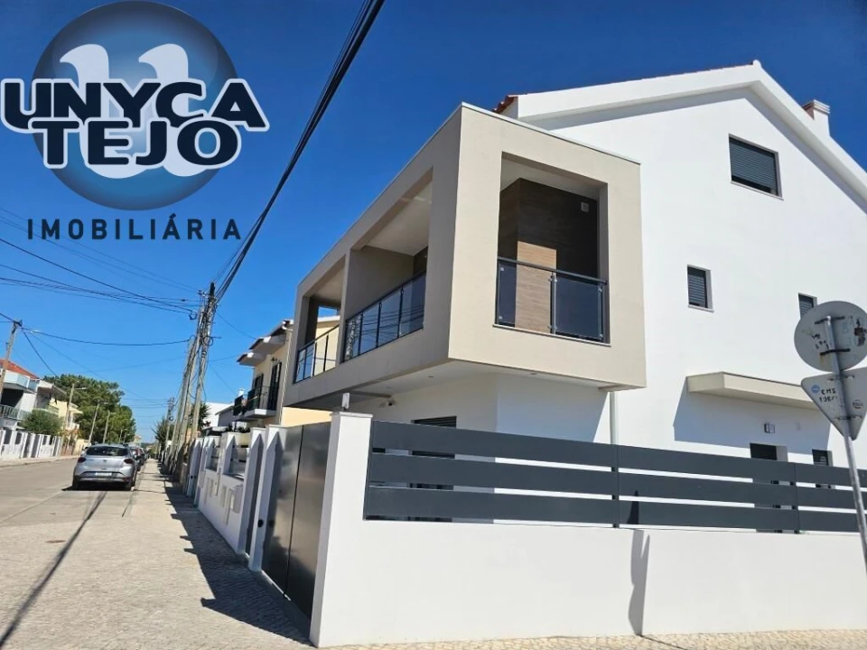 Moradia T4 para Venda em Quinta do Conde Foto 2