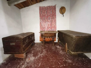 Moradia T4 para Venda em São João dos Caldeireiros