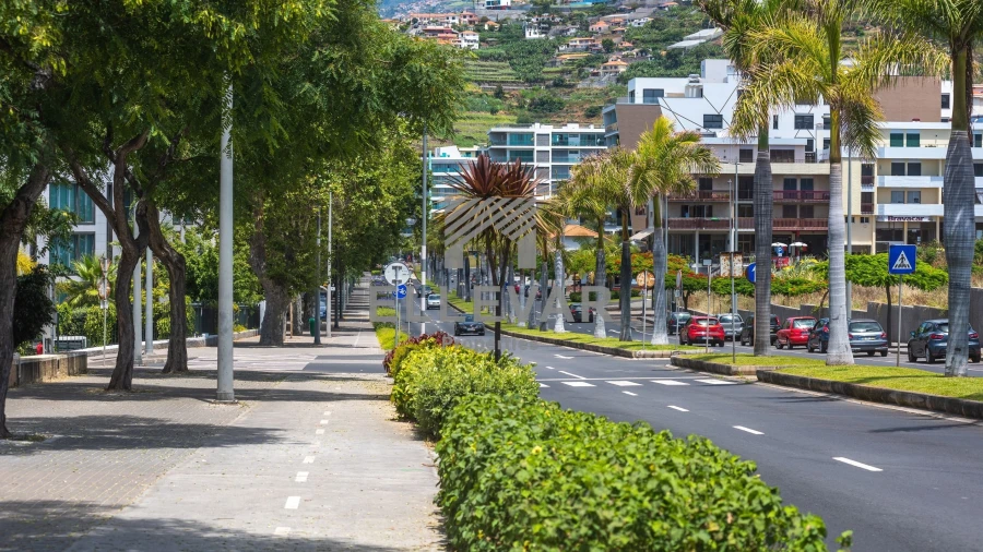 Garagem para Arrendamento em São Martinho