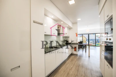 Apartamento T2 para Arrendamento em Funchal (Santa Maria Maior)