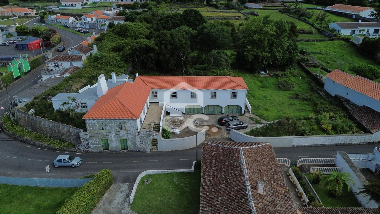 Moradia T7 para Venda em São Mateus da Calheta Foto 1