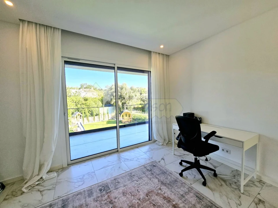 Moradia T4 para Venda em Santa Barbara de Nexe Foto 12
