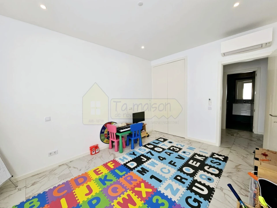 Moradia T4 para Venda em Santa Barbara de Nexe Foto 18