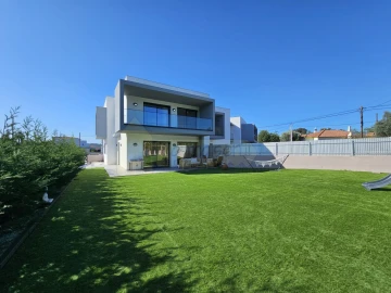 Moradia T4 para Venda em Santa Barbara de Nexe