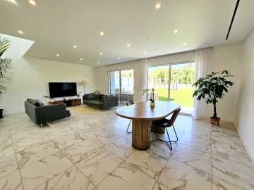 Moradia T4 para Venda em Santa Barbara de Nexe