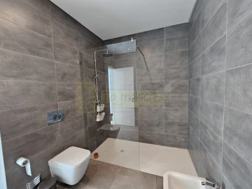Moradia T4 para Venda em Santa Barbara de Nexe