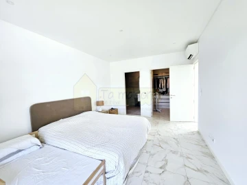 Moradia T4 para Venda em Santa Barbara de Nexe