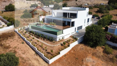 Moradia T5 para Venda em Albufeira e Olhos de Água
