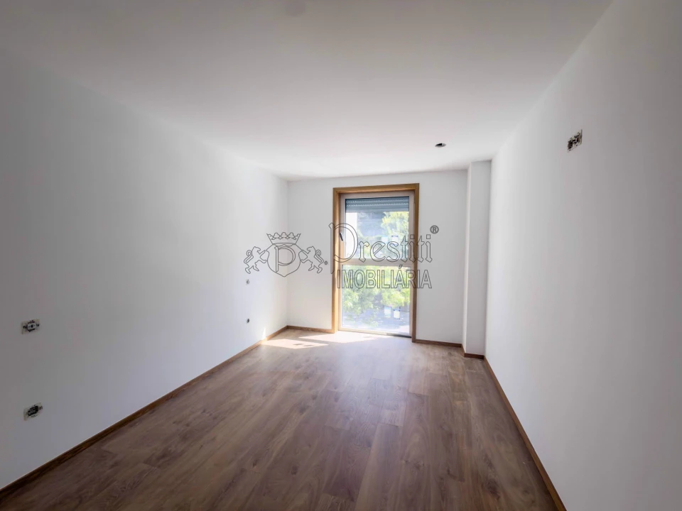 Apartamento T3 para Arrendamento em Urgezes Foto 11