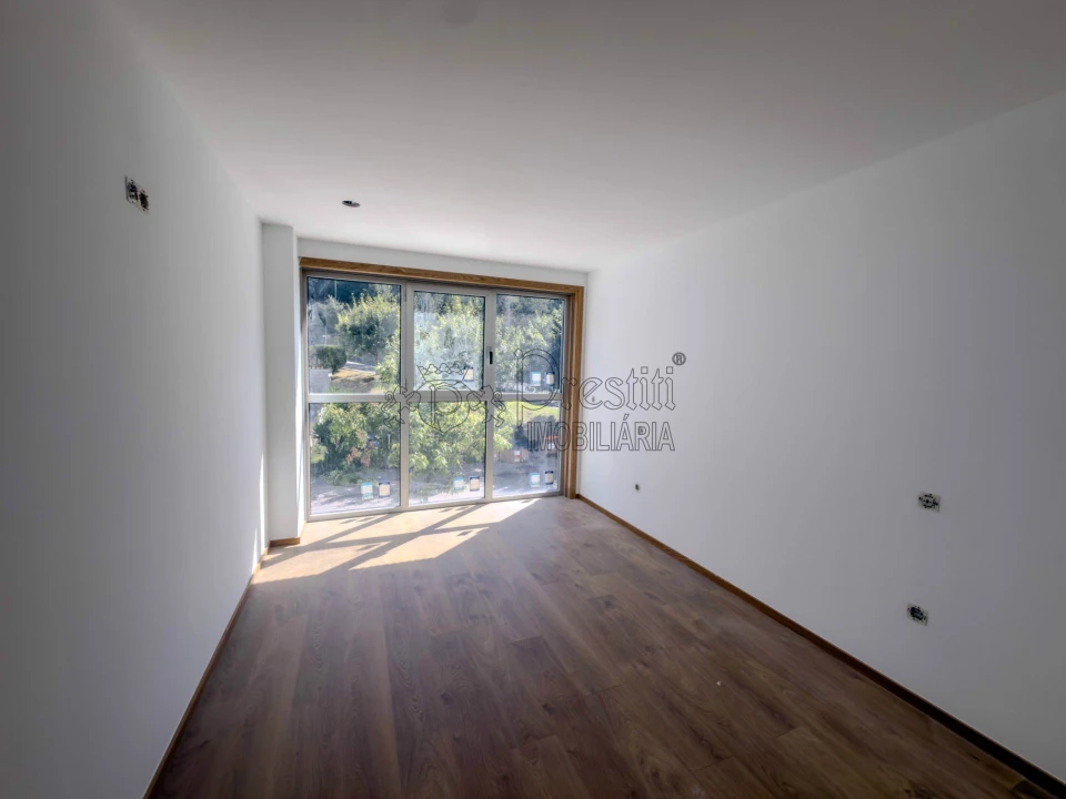 Apartamento T3 para Arrendamento em Urgezes Foto 9