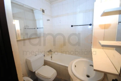 Apartamento para Venda em Carcavelos e Parede