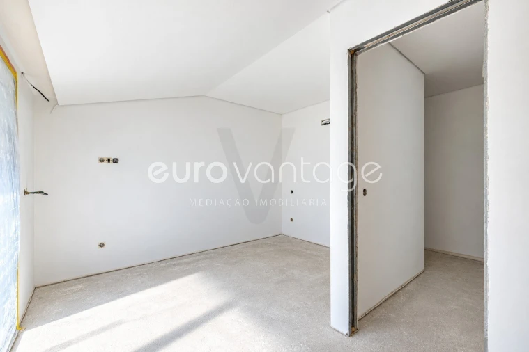 Apartamento T1 para Venda em Parceiros e Azoia Foto 12