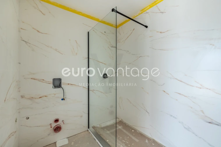 Apartamento T1 para Venda em Parceiros e Azoia Foto 7