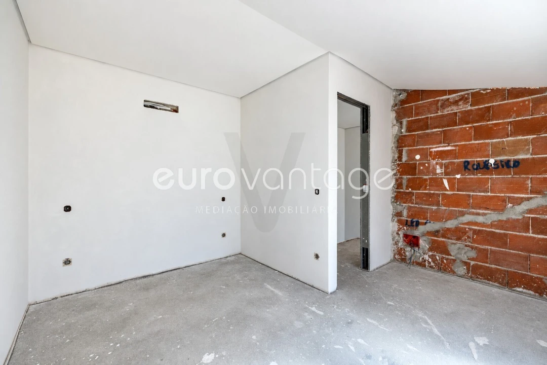 Apartamento T1 para Venda em Parceiros e Azoia Foto 13