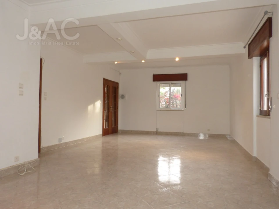 Moradia T3 para Arrendamento em Benfica Foto 3