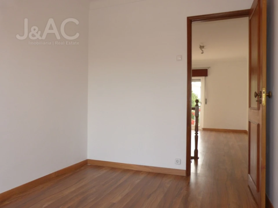 Moradia T3 para Arrendamento em Benfica Foto 10