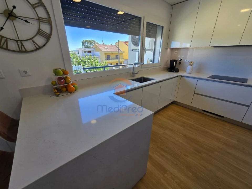 Moradia T3 para Venda em Pontinha e Famões Foto 11