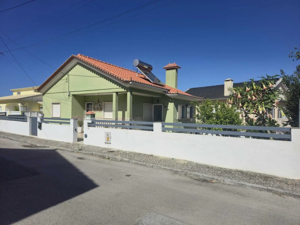 Moradia T3 para Venda em Venda do Pinheiro e Santo Estêvão das Galés Foto 1