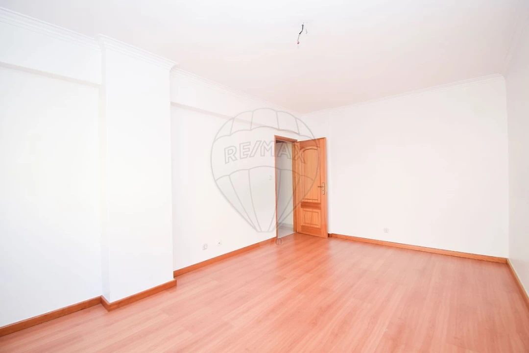 Apartamento T1 para Venda em Massamá e Monte Abraão Foto 13