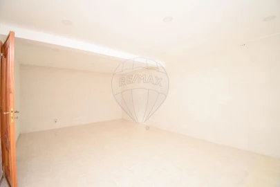 Apartamento T1 para Venda em Massamá e Monte Abraão
