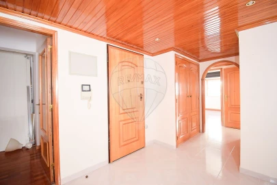 Apartamento T1 para Venda em Massamá e Monte Abraão