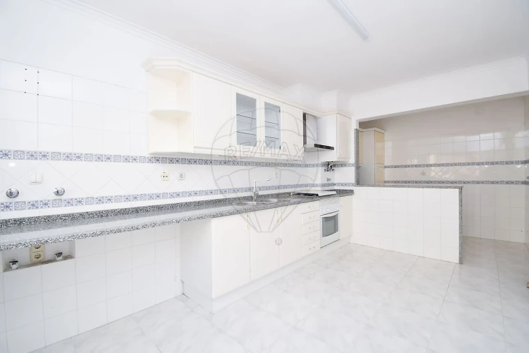 Apartamento T1 para Venda em Massamá e Monte Abraão Foto 24