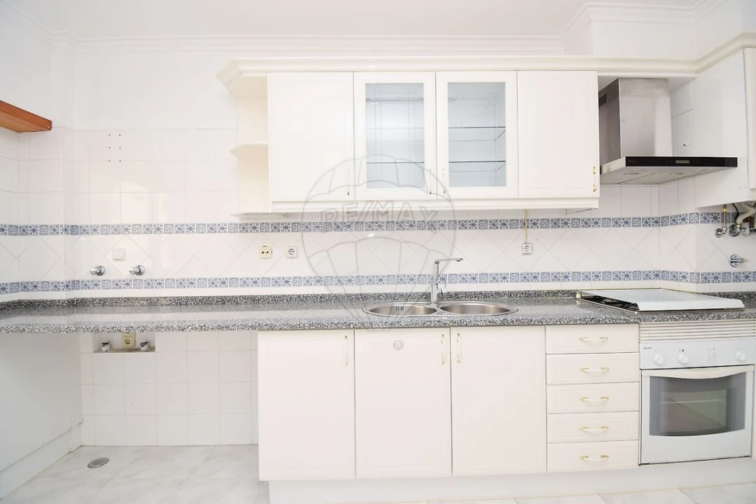 Apartamento T1 para Venda em Massamá e Monte Abraão Foto 25