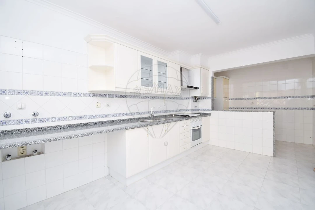 Apartamento T1 para Venda em Massamá e Monte Abraão Foto 24