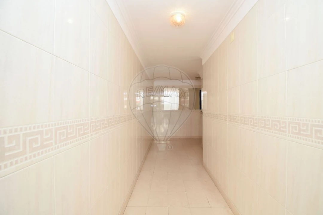 Apartamento T1 para Venda em Massamá e Monte Abraão Foto 26