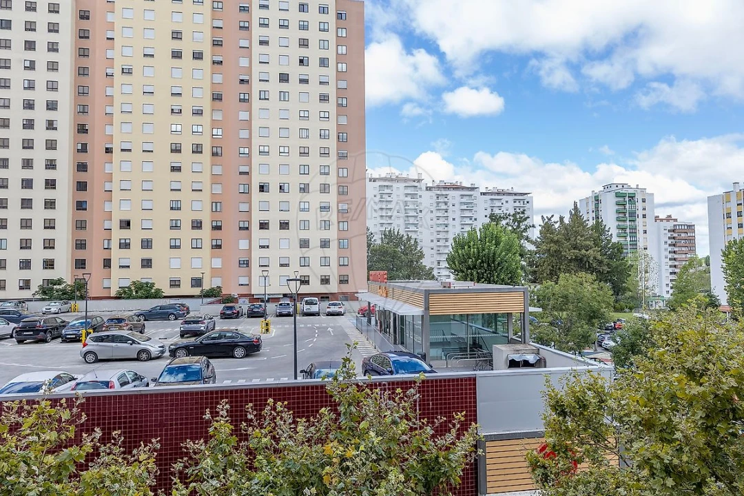 Apartamento T2 para Venda em Alfragide Foto 30