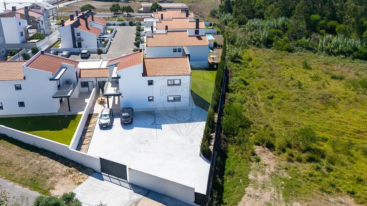 Moradia T4 para Venda em Silveira Foto 48