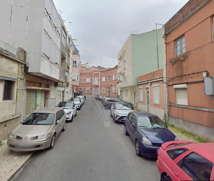 Prédio para Venda em Pontinha e Famões Foto 4