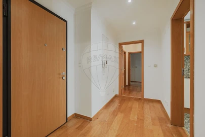 Apartamento T2 para Arrendamento em Águas Livres
