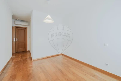 Apartamento T2 para Arrendamento em Águas Livres