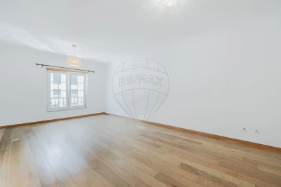 Apartamento T2 para Arrendamento em Águas Livres